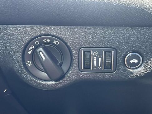 Used 2015 Dodge Challenger SXT RWD image 19