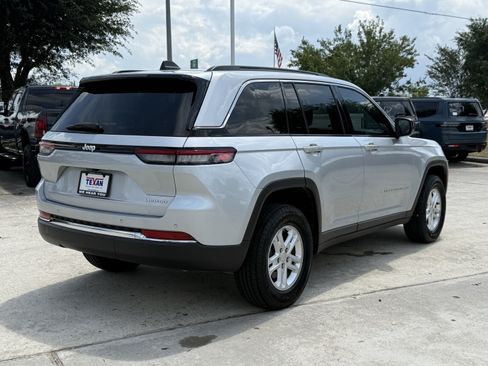Used 2025 Jeep Grand Cherokee Laredo RWD image 5