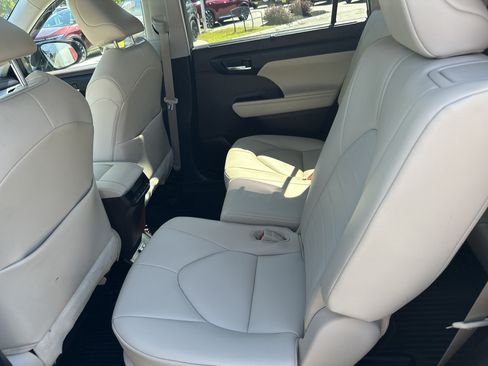 Used 2021 Toyota Highlander XLE AWD/4WD image 16