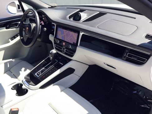 Certified 2025 Porsche Macan AWD/4WD image 25