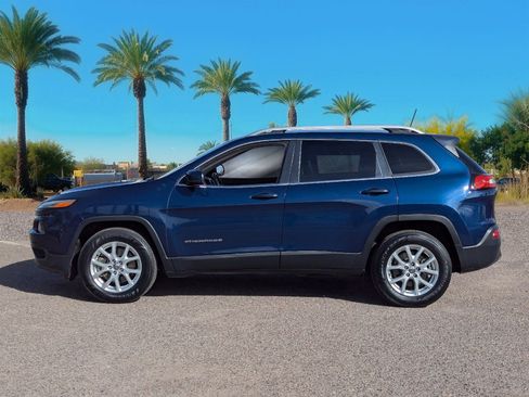 Used 2018 Jeep Cherokee Latitude Plus w/ Comfort/Convenience Group image 2