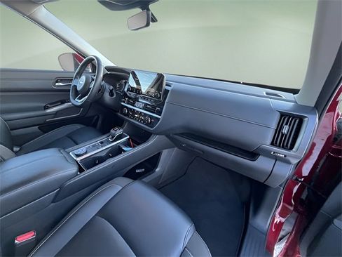 Used 2025 Nissan Pathfinder SL image 34