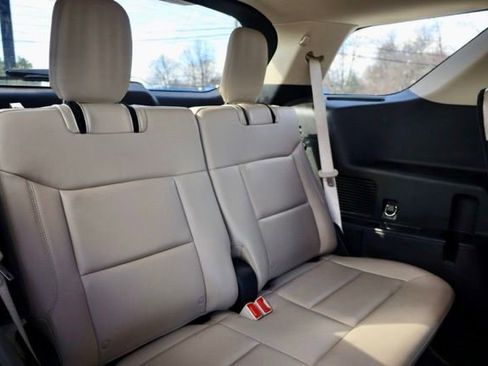 Used 2022 Ford Explorer XLT w/ Equipment Group 202A image 8