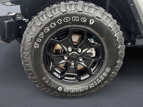 Used 2021 Jeep Gladiator Willys image 11