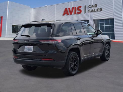 Used 2025 Jeep Grand Cherokee Altitude AWD/4WD image 6