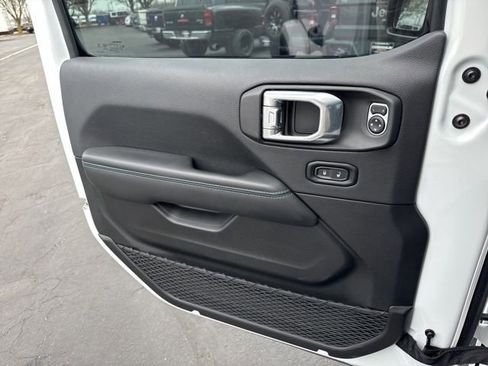 Used 2025 Jeep Wrangler Unlimited Rubicon 4xe image 9