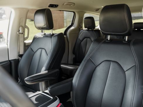 Used 2024 Chrysler Pacifica Touring-L FWD image 20