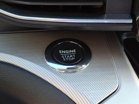 Used 2022 Ford Explorer XLT w/ Equipment Group 202A image 21