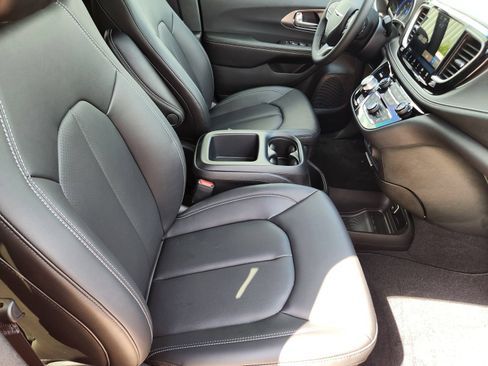 New 2026 Chrysler Pacifica Select FWD image 13