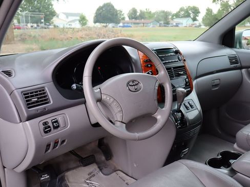 Used 2009 Toyota Sienna XLE FWD image 15