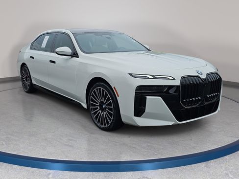 Certified 2025 BMW 760i xDrive w/ Autobahn Package AWD/4WD image 4