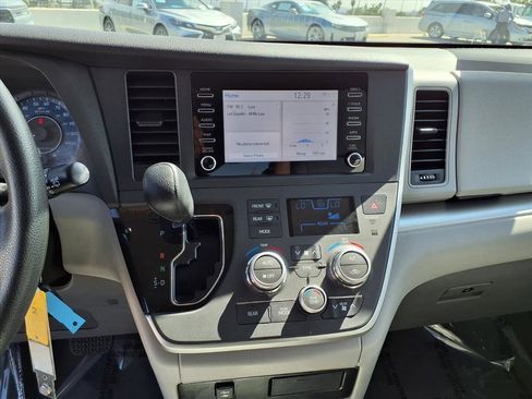 Used 2020 Toyota Sienna L image 17