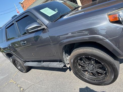 Used 2019 Toyota 4Runner SR5 AWD/4WD image 4