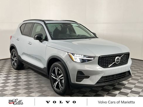 Used 2026 Volvo XC40 B4 Core image 2