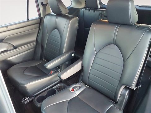 Used 2023 Toyota Highlander XLE image 13