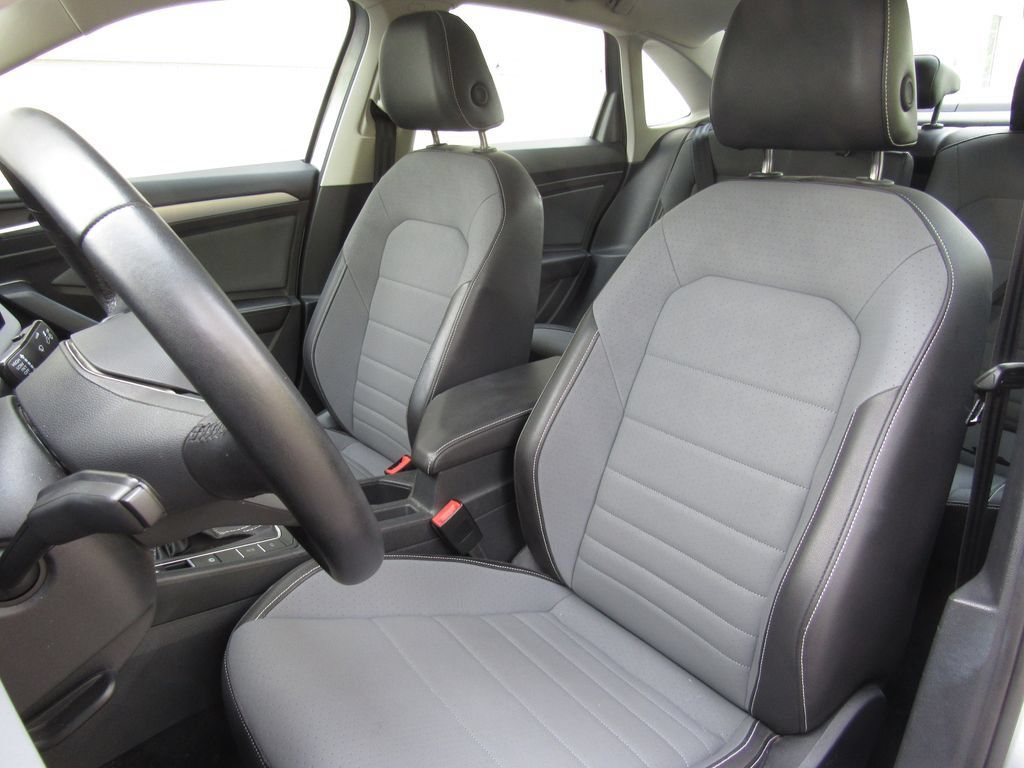 Used 2025 Volkswagen Jetta SE FWD image 11