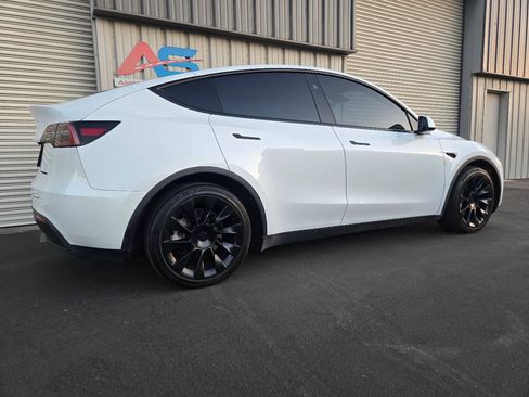 Used 2024 Tesla Model Y Long Range AWD/4WD image 9