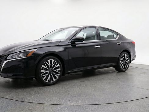Used 2025 Nissan Altima 2.5 SV FWD image 3