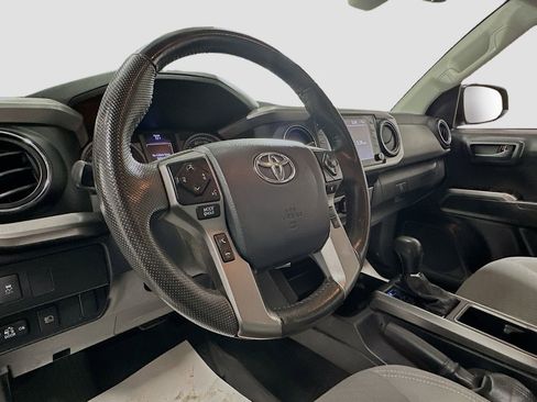 Used 2020 Toyota Tacoma SR5 AWD/4WD image 10