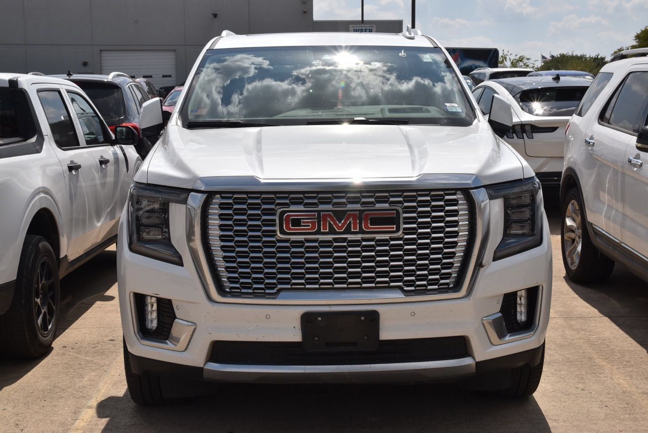Used 2021 GMC Yukon Denali w/ Denali Premium Package AWD/4WD image 3