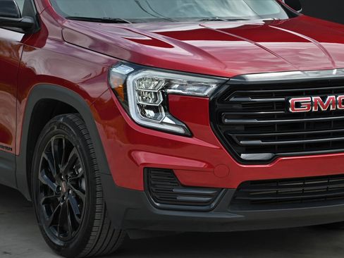 Used 2024 GMC Terrain SLE w/ Driver Convenience Package image 11