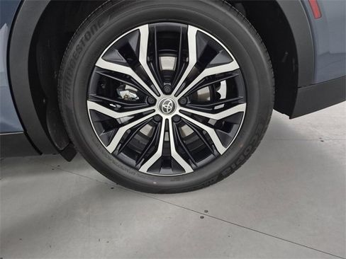 Used 2025 Toyota Crown XLE image 12