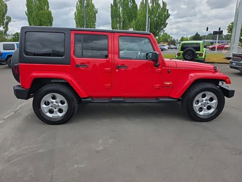 Used 2015 Jeep Wrangler Unlimited Sahara w/ Connectivity Group AWD/4WD image 7