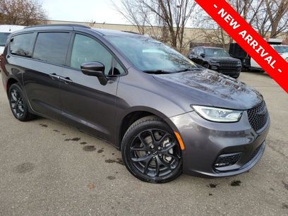 Used 2022 Chrysler Pacifica Limited w/ S Appearance Package