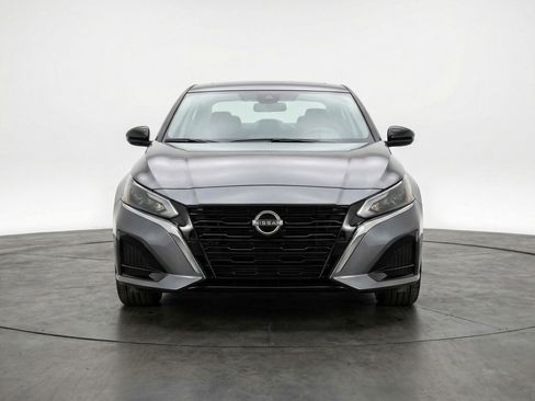 Used 2025 Nissan Altima 2.5 SV FWD image 2