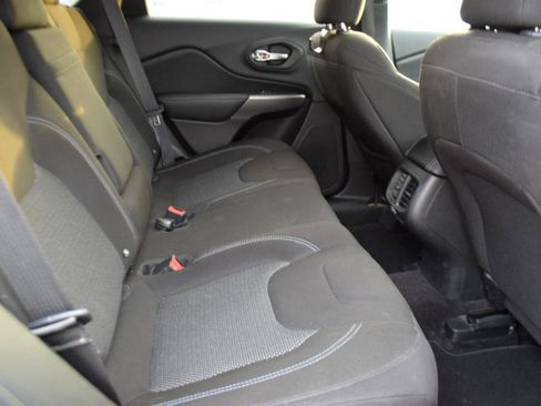 Used 2019 Jeep Cherokee Latitude w/ Popular Appearance Group FWD image 26