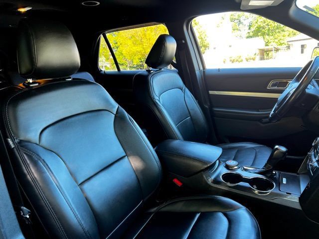 Used 2019 Ford Explorer XLT w/ Equipment Group 202A AWD/4WD image 31