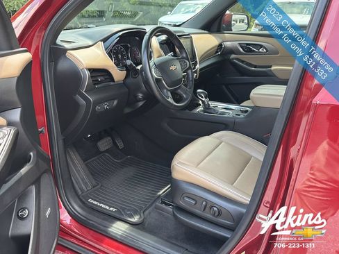 Used 2023 Chevrolet Traverse Premier FWD image 15