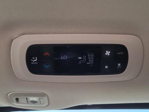 Used 2023 Chrysler Pacifica Limited FWD image 14