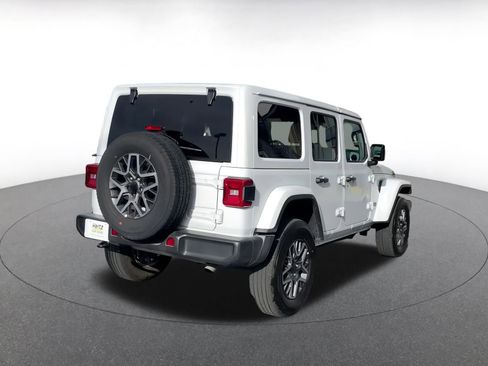 Used 2025 Jeep Wrangler Sahara image 12