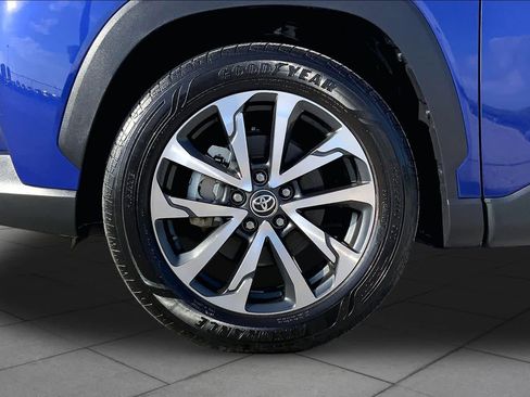 Used 2025 Toyota Corolla Cross XLE FWD image 11