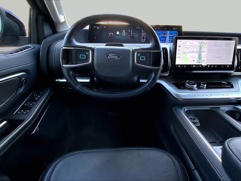 Used 2026 Ford Expedition Platinum w/ Driver's Package AWD/4WD image 6