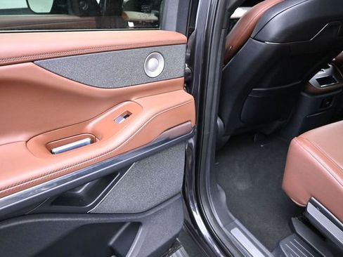 Used 2025 Lincoln Navigator Reserve AWD/4WD image 18