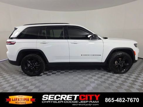Used 2024 Jeep Grand Cherokee Altitude AWD/4WD image 8