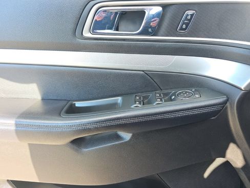 Used 2017 Ford Explorer XLT w/ Equipment Group 202A AWD/4WD image 13
