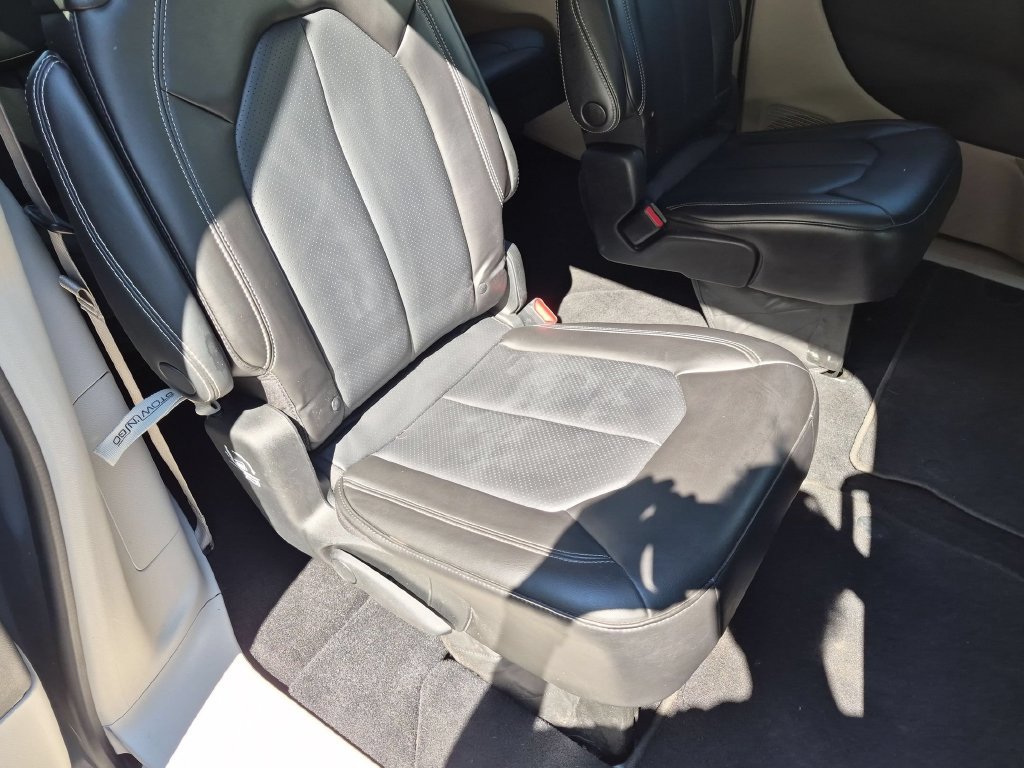 Used 2023 Chrysler Pacifica Touring-L AWD/4WD image 30