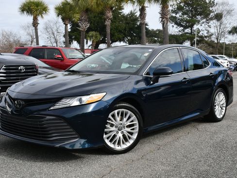 Certified 2019 Toyota Camry XLE image 3