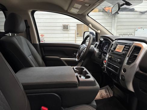 Used 2017 Nissan Titan SV AWD/4WD image 21