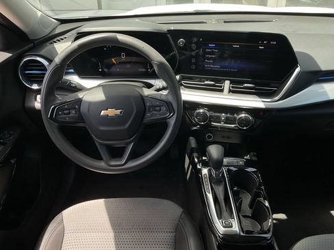 Used 2025 Chevrolet Trax LT FWD image 11