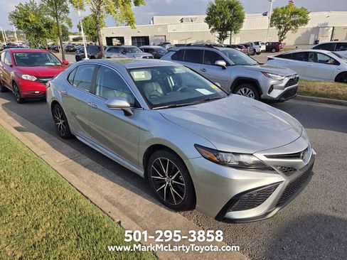 Used 2022 Toyota Camry SE FWD image 3