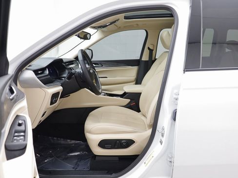 Used 2022 Jeep Grand Cherokee Limited image 5