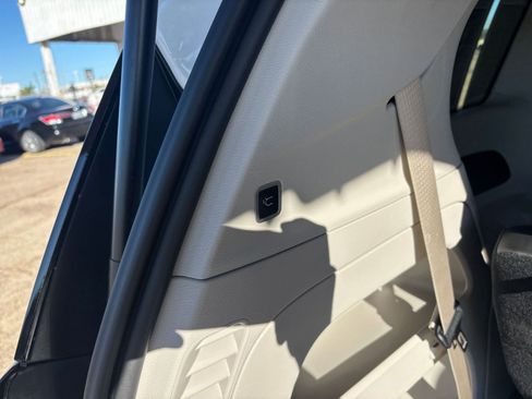 Used 2024 Chrysler Pacifica Touring-L image 23