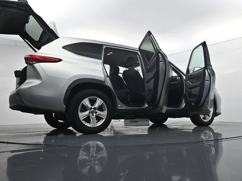 Used 2021 Toyota Highlander LE FWD image 29