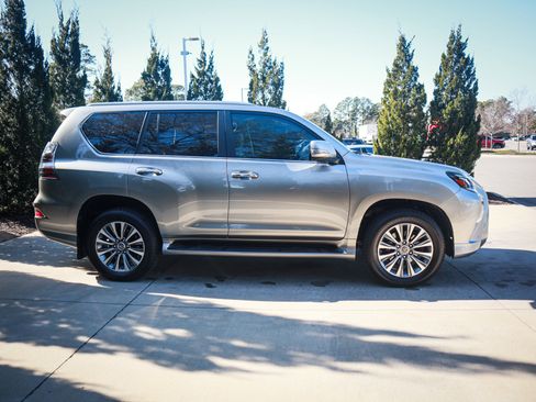 Used 2020 Lexus GX 460 Luxury w/ Accessory Package AWD/4WD image 11