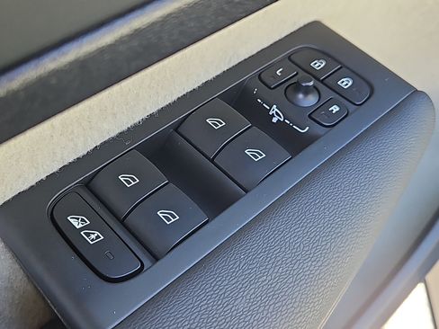 Used 2025 Volvo XC40 B5 Ultra w/ Climate Package image 21