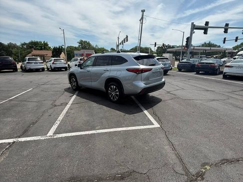 Used 2021 Toyota Highlander XLE AWD/4WD image 10